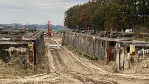 Leere alte Schleusenkammer Schleuse Gleesen